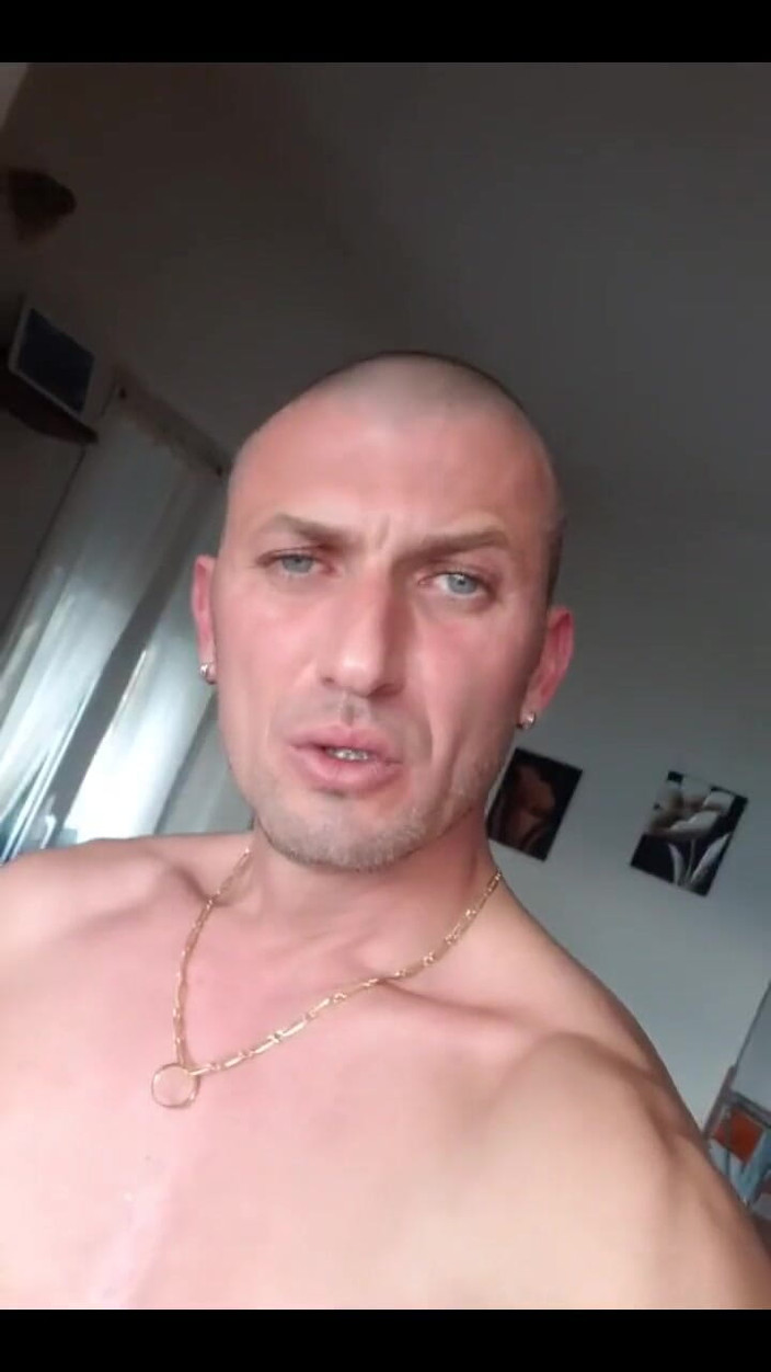 Boy jerking off: Sám doma