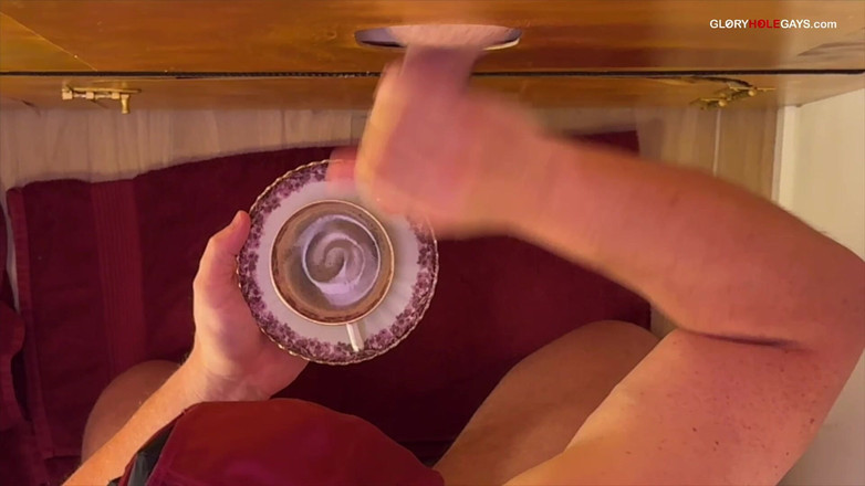 GLORYHOLEGAYS: Vroege ochtend gloryhole verrassing: Verse room in de koffie - zo...