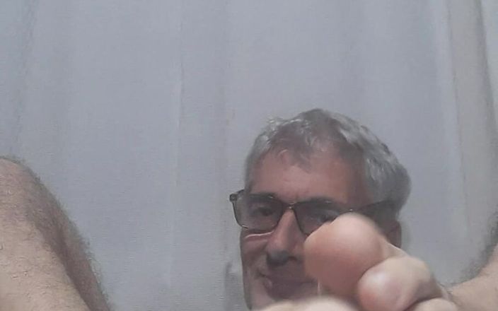 Big uncut hard cock: Close-up van mijn voeten