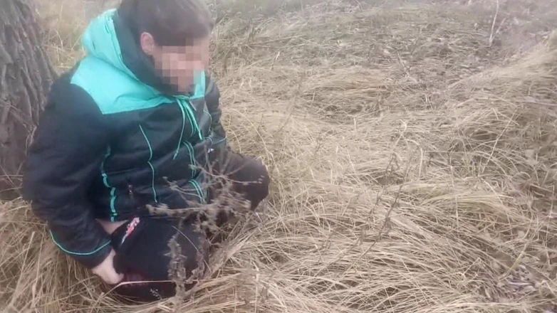 VitLen2: Hon pissade under ett träd. Piss häller ut ur fitta