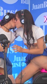 Lesbico Duo Dalam Aksi Menunggang Mesin Hingga Orgasme Pada Juan Bustos Podcast
