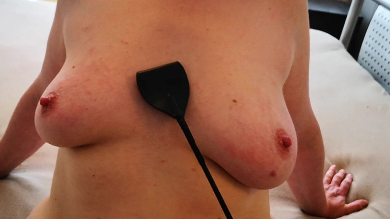 Bouncy Tits Action: Bič mi prsa hřebčí bičem