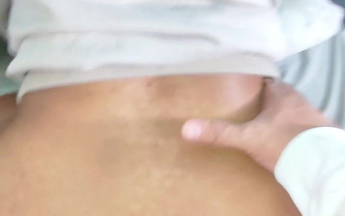 Brunnete Sofi: Mama vitregă a unui prieten mă lasă să mă relaxez...