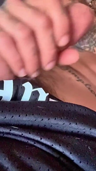 Un sexy ragazzo spagnolo massaggia il suo amico da solo a casa