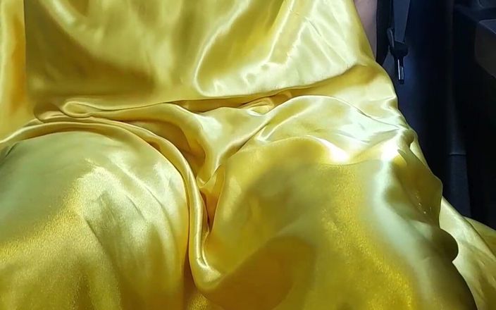 Naomisinka: Сексуальний кроссдрессер мастурбує в жовтій атласній блискучій сукні