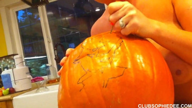 Sophie Dee: Sophie Dee naken pumpa carving