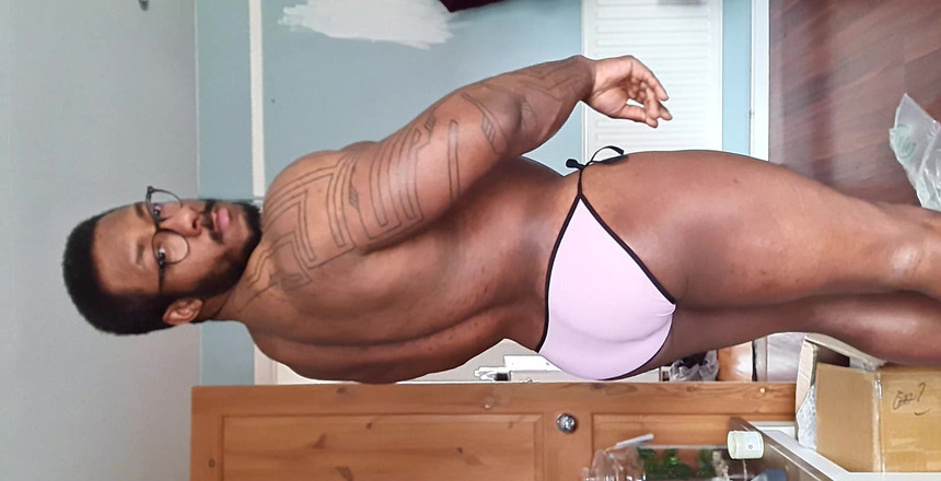 Amadeus: Seluar dalam merah jambu sutera masih cergas pada pantat tebal...