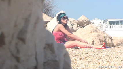 Only Big Melons: Adrianne na pláži! Blikající video!