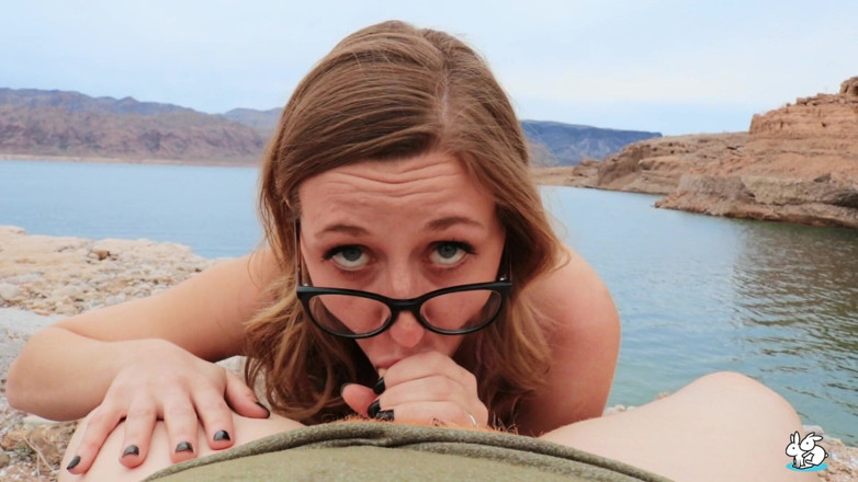 True Amateurs: Amateurs réels - une nana à lunettes de la nature reçoit un...