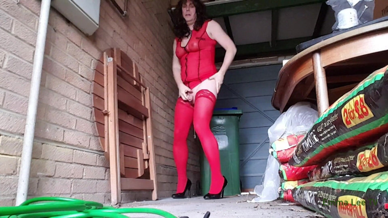 EmmaLeeTV - Nylon Fetish Tranny: Kırmızı elbiseli travesti açık havada çorapları tutuyor