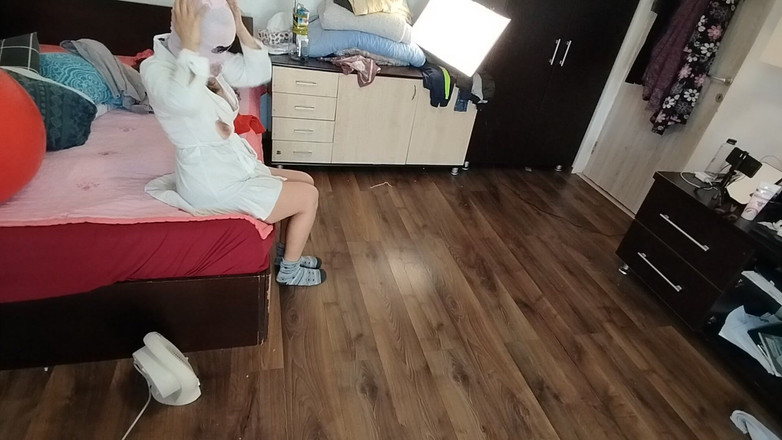 Amateur_MS: O femeie amatoare se distrează încercând hainele și tăindu-le