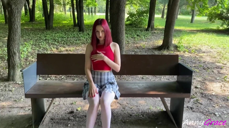 AnnyGrace: Awek cantik dalam stoking putih melancap di bangku, menyentuh tetek...
