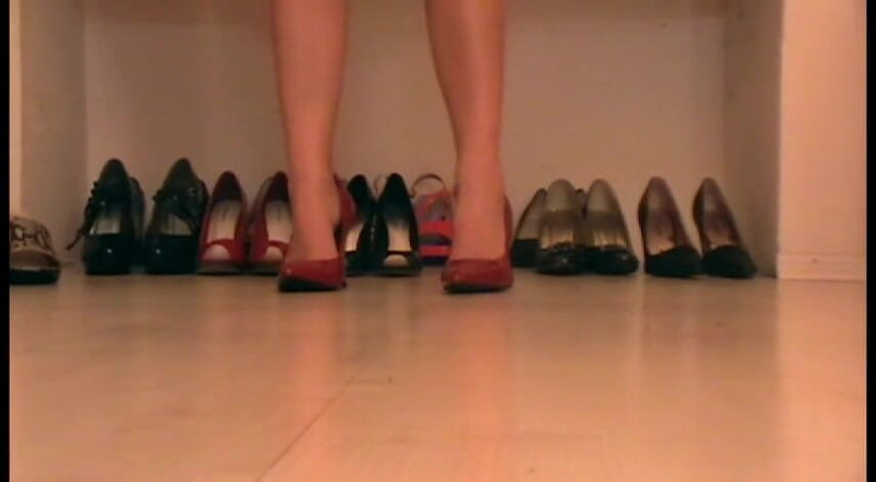 Foot Girls: Amateur MILF shoe play