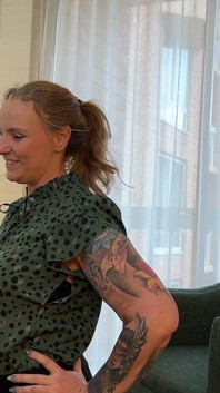Mamă sexy bogată și pretențioasă făcută să sugă pula și să se fută pentru fiica ei vitregă