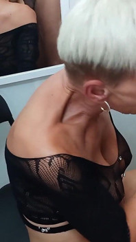 Le vendeur de corabitch d’une boutique érotique me baise dans les vestiaires sans caoutchouc