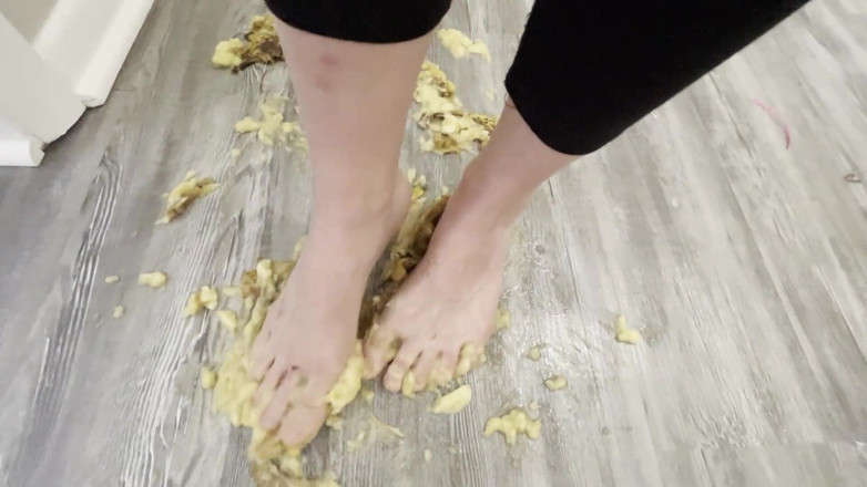 footivities: Schiaccia una banana con i piedi