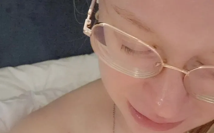 Anna Lynx: Showing My Pussy After Having a Wet Dream and Masturbation