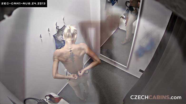 Czech Cabins: České kabiny 65: Plachá blondýnka si dráždí před kamerou v sexy...