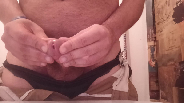 Kinky Guy: ผู้ชายขนดกฉี่ในห้องน้ํา