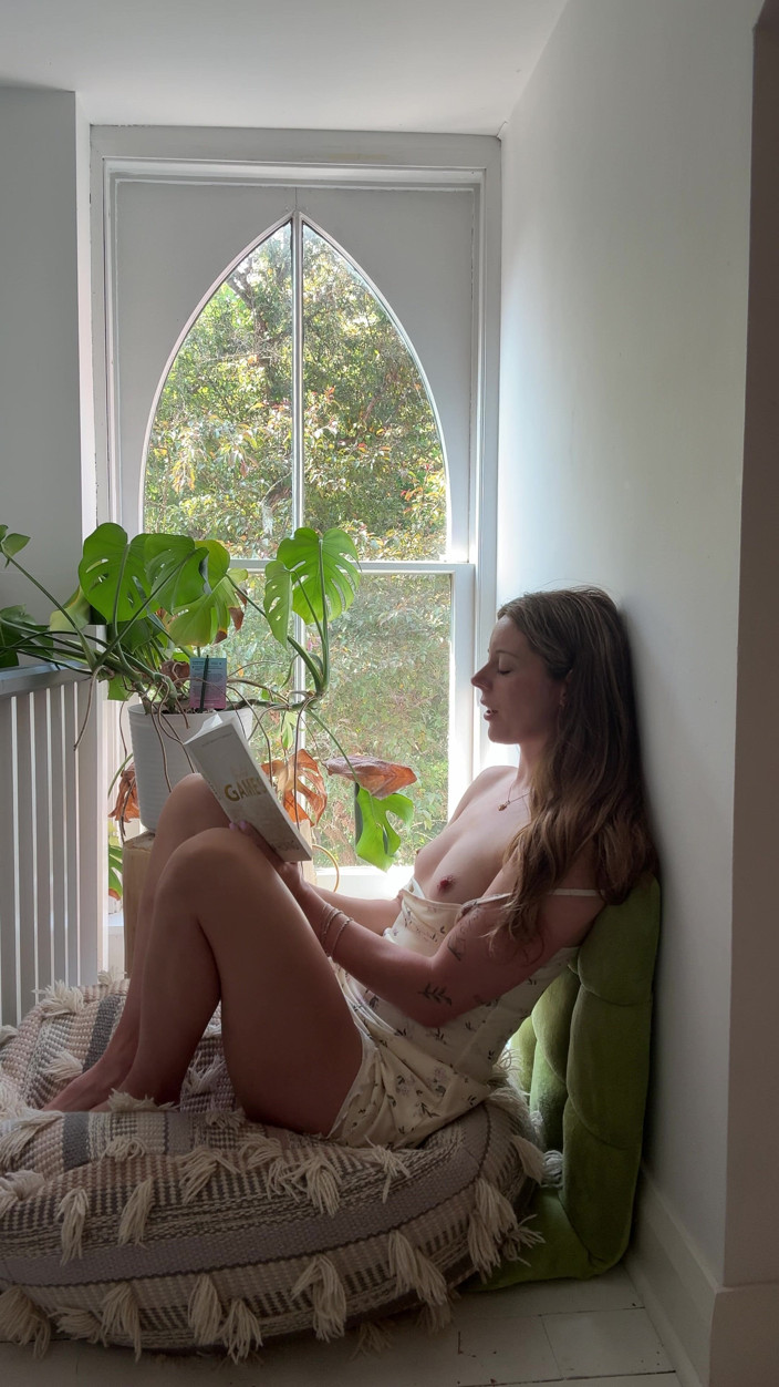 Nadia Foxx: Tentando ler enquanto segura um orgasmo!