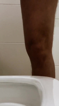ミニスカートでお尻が大きい女装者がおしっこをしている