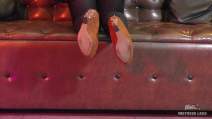 Mistress Legs: Picioarele stăpânei în ciorapi negri opac - versiune completă