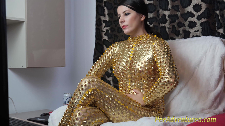 Pee Adventures: Si rambut coklat seksi berkencing di palung kostum asing