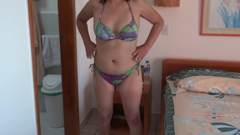 Ardientes69: 我妻子的美丽继妹在海滩上炫耀，然后操她的屁股