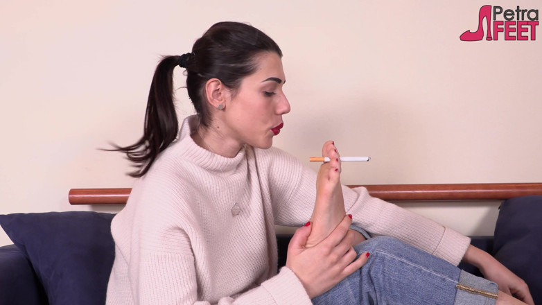 Smokin Fetish: La mora petra fuma con i suoi piedi