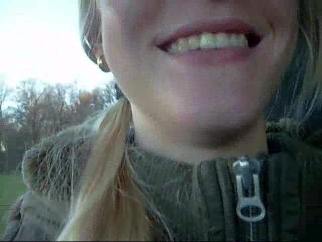 Blondehexe: 動く車でのフェラチオ