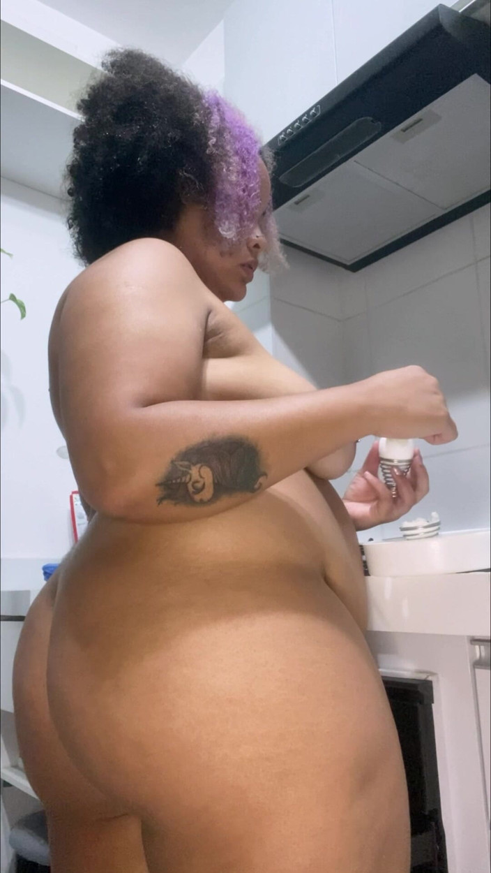 Cutiepiie Chubby: 집에서 알몸으로 삶은 계란을 먹는 Vouyer 비