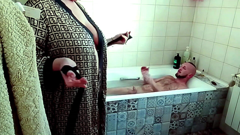 Crazyfamily 1970: 继母看着我在浴室里撸管