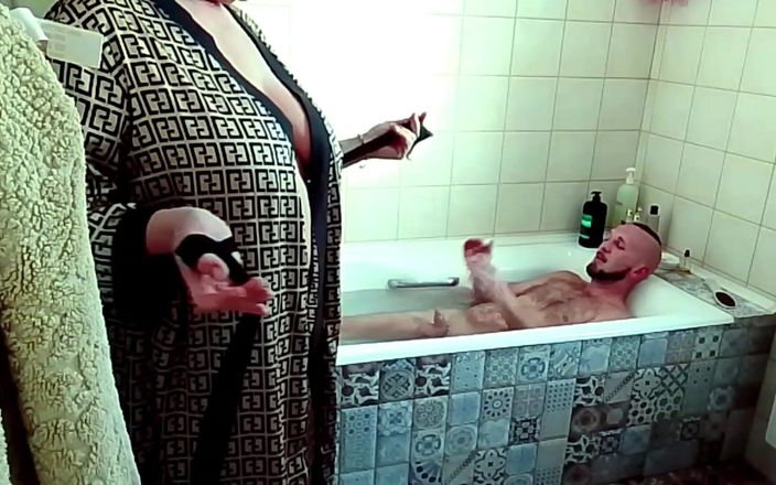 Crazyfamily 1970: सौतेली मम्मी मुझे बाथरूम में हिलाते हुए देखती है