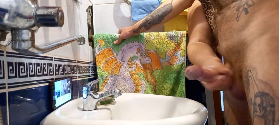 Zona901: No banheiro, uma garota me ajuda a masturbar meu pau