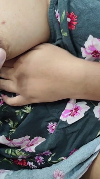 Imprensa de peitos quentes no quarto ... garoto amigo pressionando os peitos da amiga removendo o vestido noturno