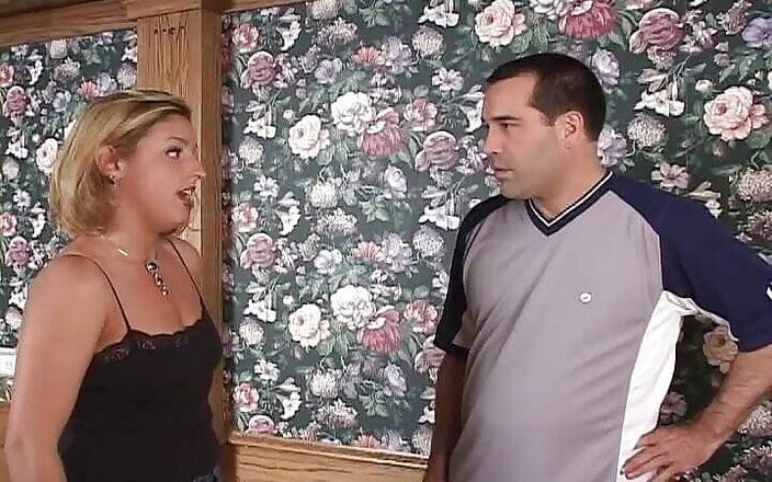 Perv Milfs n Teens: Жінка шукає притулку від сусіда, з вдячність, що він може лизати її піхву