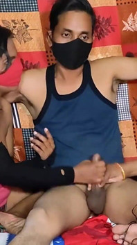 Desi indická Bhabhi se svou nevlastní sestrou má trojku v sexu s manželem
