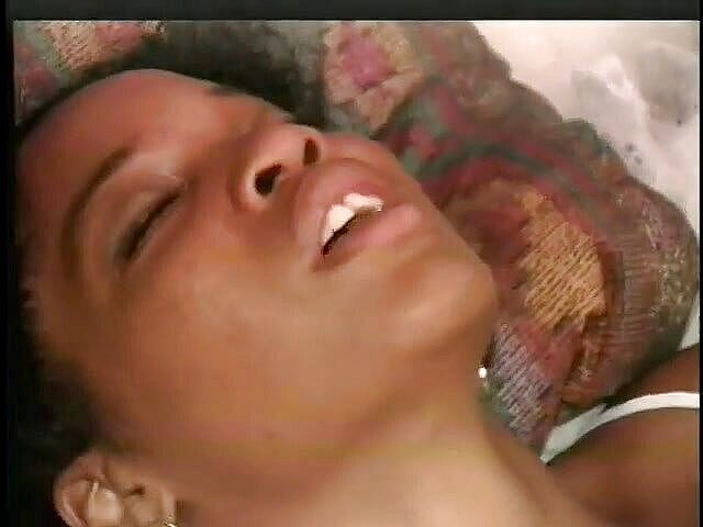 Hot and Wet: deepthroatふしだらな女のための毛むくじゃらと甘い猫