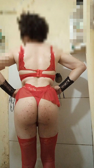 CarolCrossBsB: Muž v červeném sexy prádle