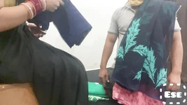 El vendedor sari vendió el curry de la cuñada en su tienda
