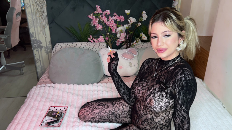 Stellafatale: 尼龙女神吸烟诱惑 - 性感的香烟恋物癖挑逗