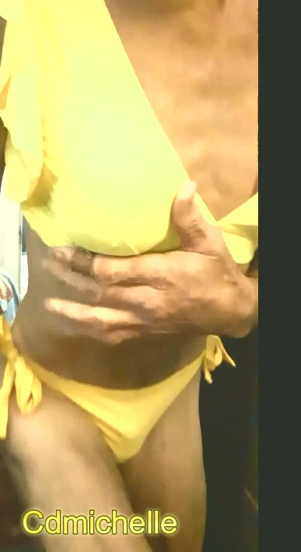 Crossdressers Cd Michelle wearing sexy lingerie: 섹시한 황갈색과 노란색 수영복을 입은 Cdmichelle
