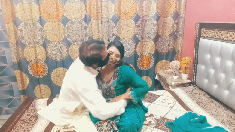 MehwishButt: Bini desi India marah kerana suaminya tidak meletakkan batang besarnya...
