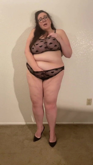 cutejayne: Vnadná bbw milfka se dotkne sama sebe ve stoje