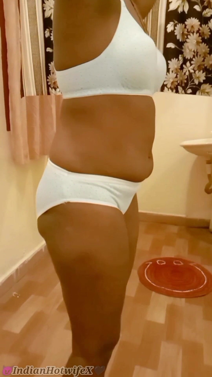 RenuRaj: 泰米尔德西荡妇人妻renu深喉口交公牛，绿帽男观看！Indianhotwifex