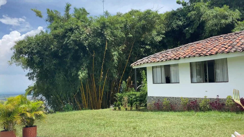 Naty Delgado: Hari yang cerah di kolam, kawan baik saya melancap saya...