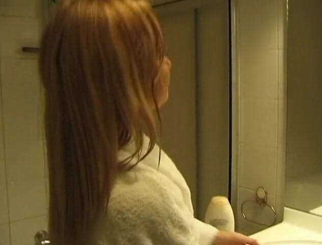 Flash Model Amateurs: Blonde beauty is pleasuring herself in the bathroom