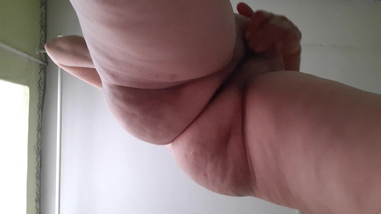 Lesbian-candys: Een milf met een erg harig poesje kan gewoon niet...