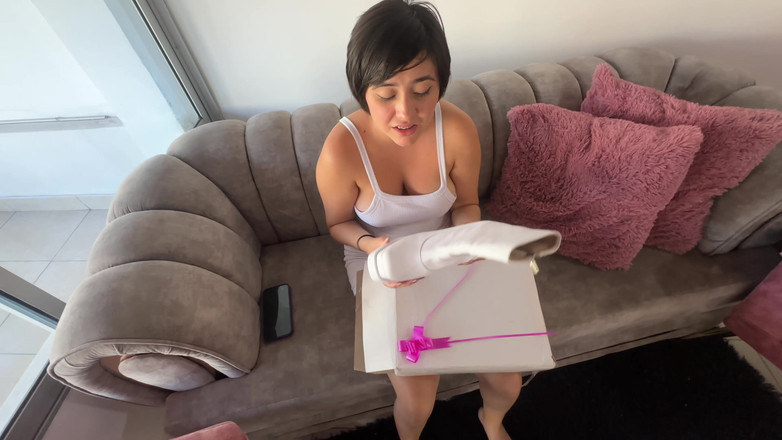 ManuelaAlvarez: 我把她非常想要的靴子送给了我性感的小继女，她很高兴，最终得到了。