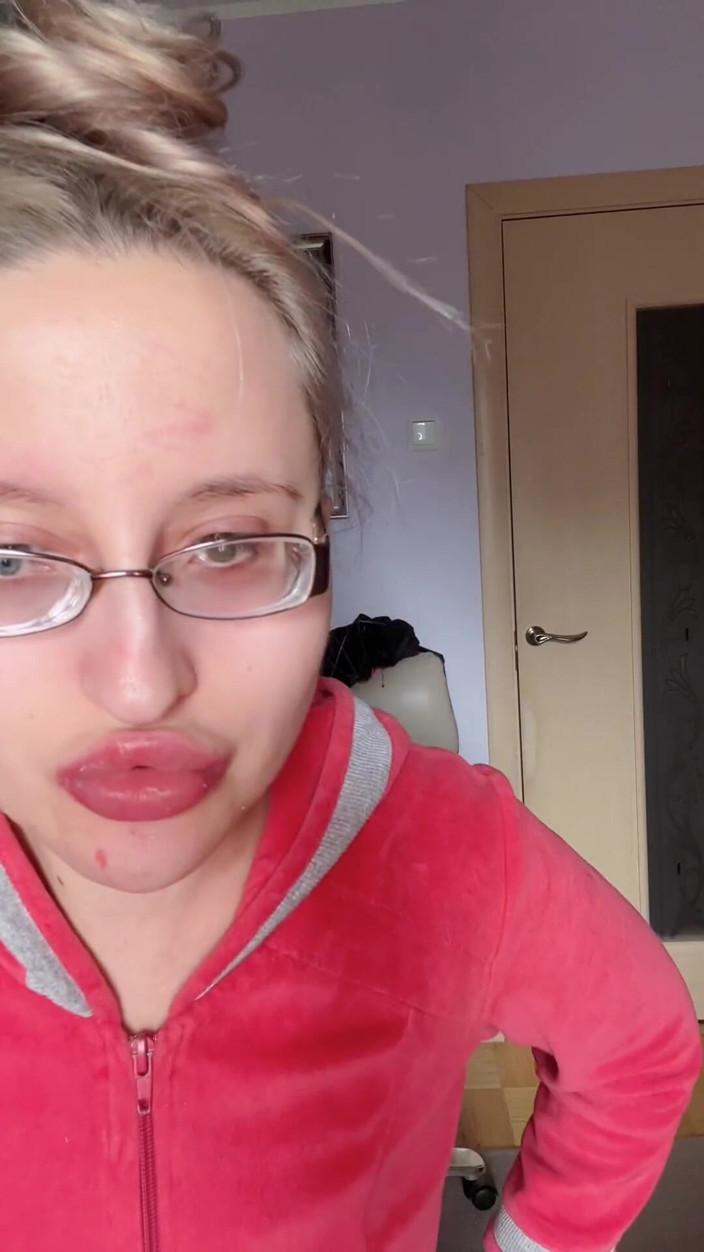 FinDom Goaldigger: 바나나 핑크 립스틱을 먹는 Asmr - 립 페티쉬 음식 페티쉬 립스틱 안경